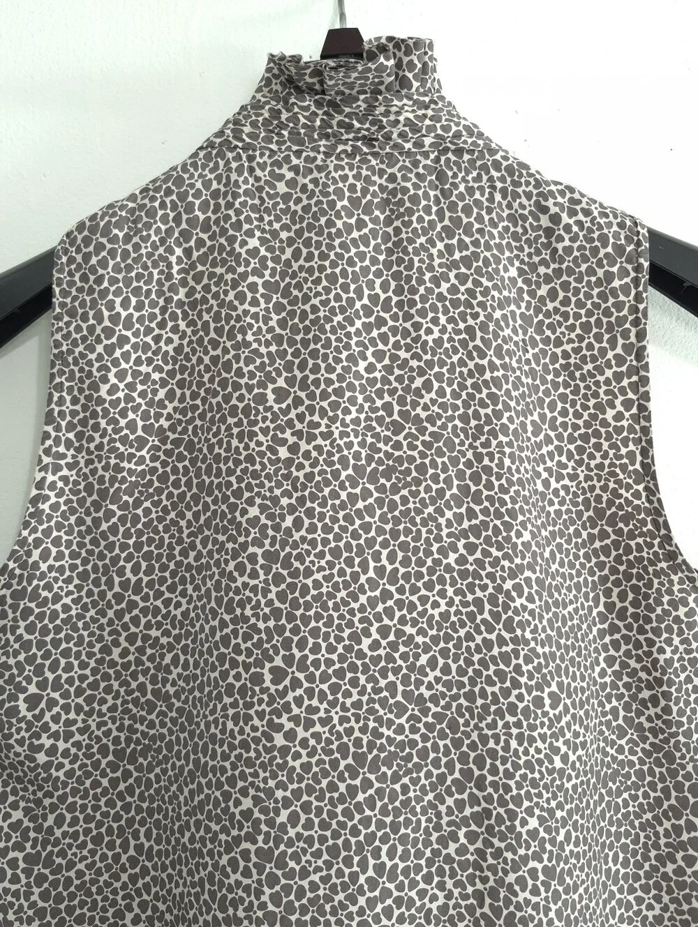 J.CREW 100% Silk Ruffle Neck Sleeveless Blouse Top Heart Print Gray Size 10 Used